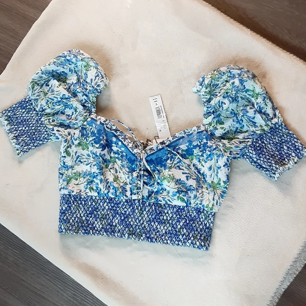 ALICE + OLIVIA Floral Lace Up Crawford Smocked Crop Top Size Small - Picture 2 of 8